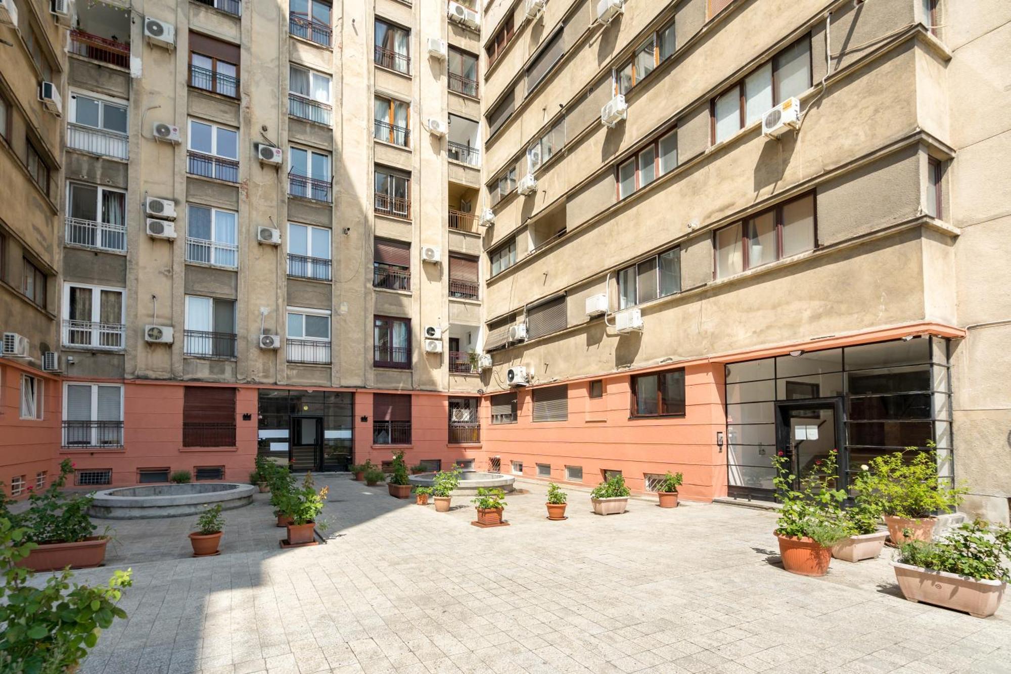 Steps2 Old Town & Metro - The Adventure Apartment Bukares Bagian luar foto