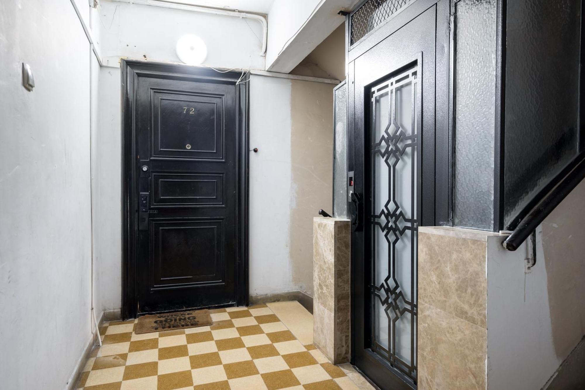 Steps2 Old Town & Metro - The Adventure Apartment Bukares Bagian luar foto