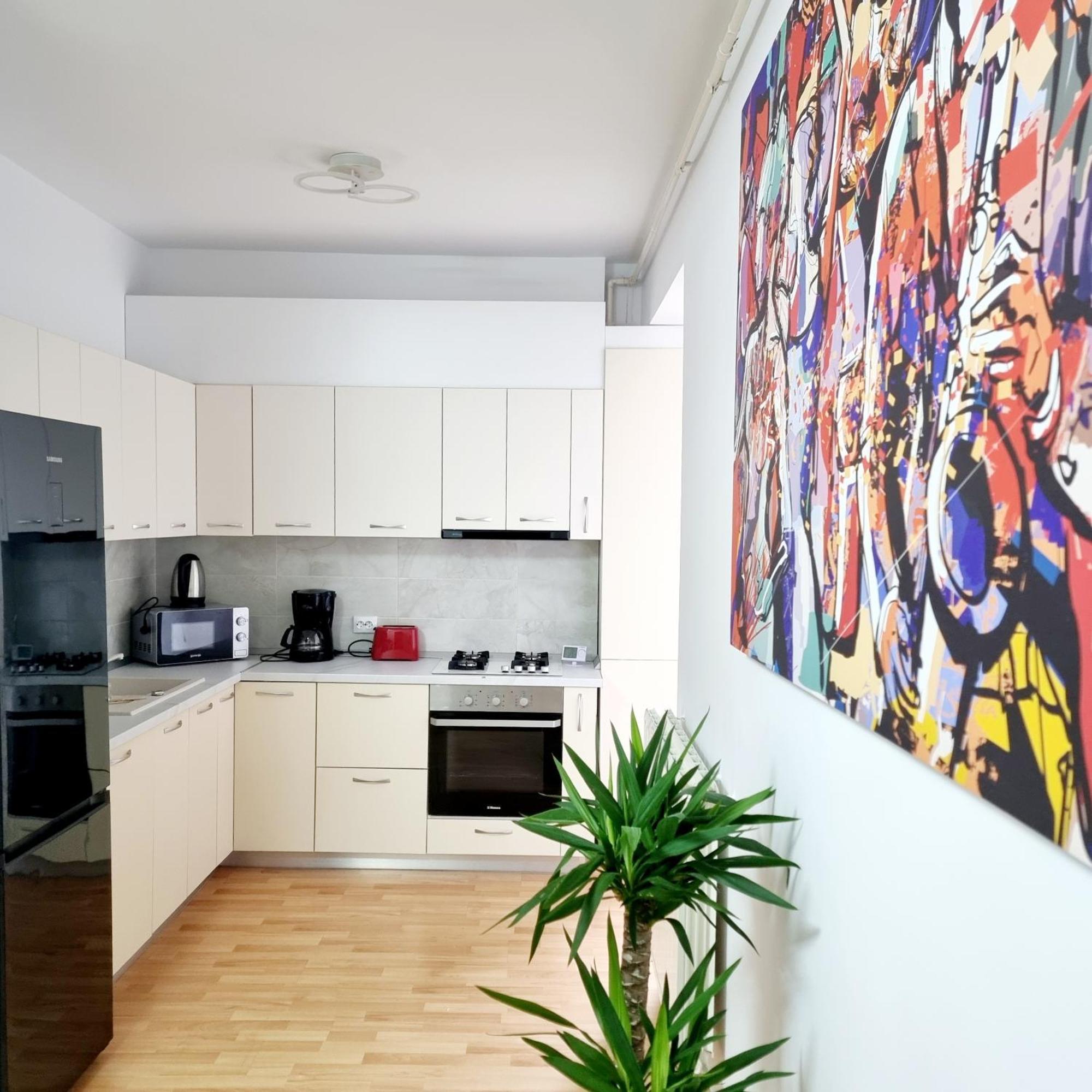 Steps2 Old Town & Metro - The Adventure Apartment Bukares Ruang foto
